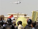 Helikoptéra s Husní Mubarake pistává u budovy policejní akademie v Káhie (3.