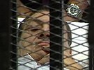 Egyptský exprezident Husní Mubarak pihlíí procesu z lka, které je umístné