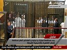 Mubarak, jeho synové i dalí obalovaní soud sledovali z klece z míí a