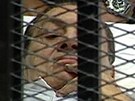 Husn Mubarak cel proces sledoval z lku umstnho v kleci (3. srpna 2011)