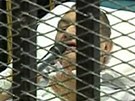 Husní Mubarak hovoí pi procesu do mikrofonu a odmítá obvinní prokurátor (3....