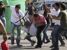 Ped káhirskou policejní akademií se stetli píznivci a odprci exprezident