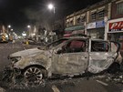Rozlícený dav zapálil v ulicích tvrti Tottenham dv auta.