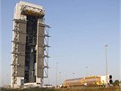 1.stupe nosné rakety Atlas V-551 (AV-029) se veze do montání budovy