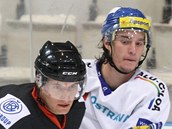 Obrnce tmu HC Lev Poprad (vlevo) Bronislav Mezei bojuje v ppravnm zpase s