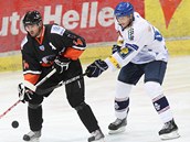 Hokejista Martin Chabada (uprosted) z HC Lev Poprad se sna zpracovat puk.