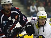 Momentka z prvnho utkn hokejist Chomutova (v tmavm) v nov hale a s novm