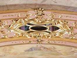 Zdobený strop Zrcadlové kaple v Klementinu.