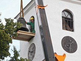 Dva zvony, kter byly ve vi kostela svatch Petra a Pavla v Hornch Dubanech