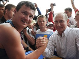 Vladimir Putin zmil sly v pce s astnky tbora strany Nai u Seligerskho