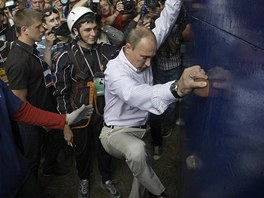 Rusk premir Vladimir Putim s prokremelskmi mldenky bhem nvtvy v