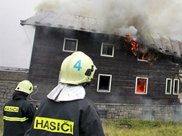 Hasiči s požárem bojovali celý den, přesto všechny tři budovy lehly popelem.