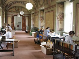 Restaurování historických knih v pražském Klementinu