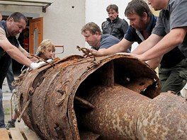 lenov Klubu Historie Letectv z Jindichova Hradce pevezli do Muzea letectv...