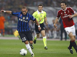 NECHYTÍ M. Wesley Sneijder z Interu Milán (vlevo) uniká Marku van Bommelovi z