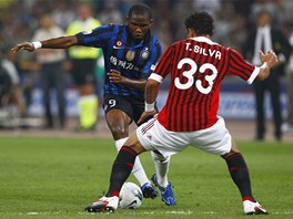 KLIKOVANÁ. Samuel Eto´o z Interu Milán (v modrém) se snaí obejít Thiaga Silvu