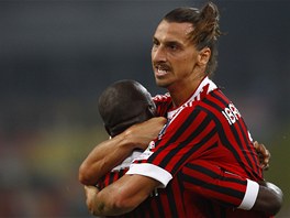 GÓLOVÁ RADOST. Zlatan Ibrahimovic z AC Milán (vpravo) oslavuje svj gól.