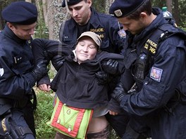 Policist zasahuj proti aktivistm, kte na umav blokuj kcen strom