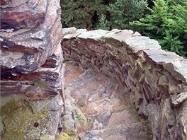 Na rozhlednu Krsensk vrch u Krsna vede kamenn schodit.