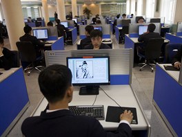 Studenti pracují na poítaích v Kim Ir-senov knihovn v Pchjongjangu. K