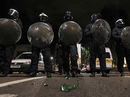 Tkoodnci londnsk policie se snaili uklidnit demonstranty a do rna. (7.