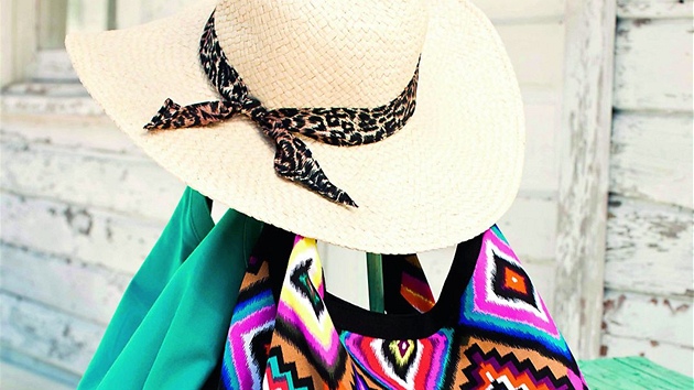 Slamný klobouk vás ochrání proti slunci a dodá vaemu outfitu elegantní