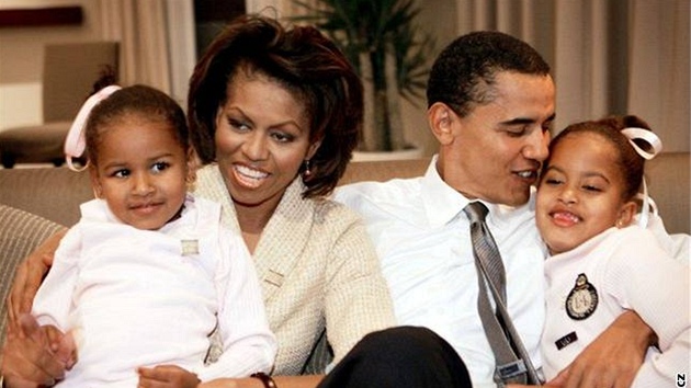 Barack Obama s rodinou - Barack Obama eká s manelkou Michelle a dcerami na