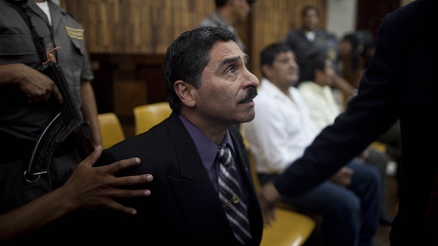Carlos Antonio Carias u soudu, který ho za vyvradní vesnice Dos Erres poslal