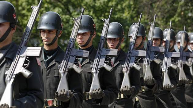 Turecká armáda je druhou nejvtí silou v adách NATO - hned po USA. (1. srpna...