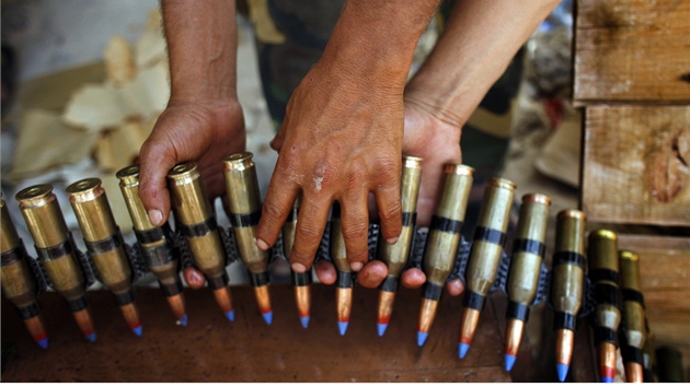 Libyjtí povstalci nakládají munici poblí fronty u Bir Ghanámu (5. srpna 2011)
