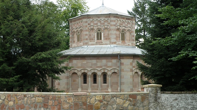 Hrobka Harrach v Horní Branné na Jilemnicku
