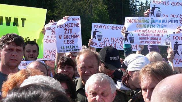 Asi stovka lidí s transparenty ekala na umav na pedsedu SSD Bohuslava
