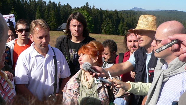Bohuslav Sobotka (vpravo) diskutuje s místními lidmi na umav