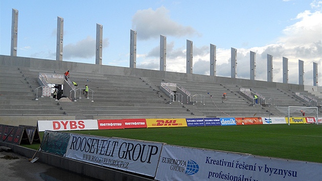 Nová tribuna za jednou z branek.