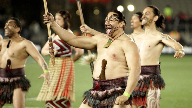 MAORIOV. Indinsk tanec pedvdj maorijt bojovnci ped ragbyovm utknm mezi Novm Zlandem a Austrli na turnaji Tri-Nations.