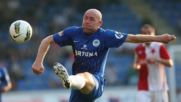 ZPRACOVÁNÍ. Fotbalista Ji�í �tajner z Liberce zpracovává mí� v utkání proti