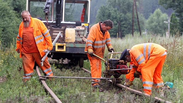 Oprava trati, kkterou pokodila vykolejená parní lokomotiva.