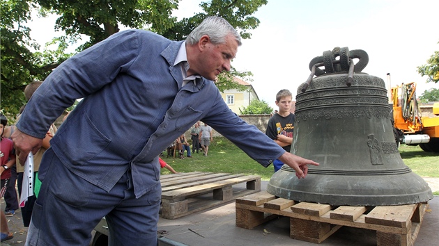 Dva zvony, které byly ve vi kostela svatých Petra a Pavla v Horních Dubanech