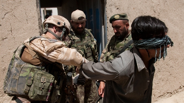�e�tí vojáci dopadli v afghánském Lógaru n�kolik podez�elých osob.