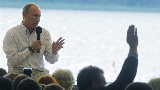 Ruský premiér Vladimir Putim odpovídá na otázky prokremelských mládeník bhem