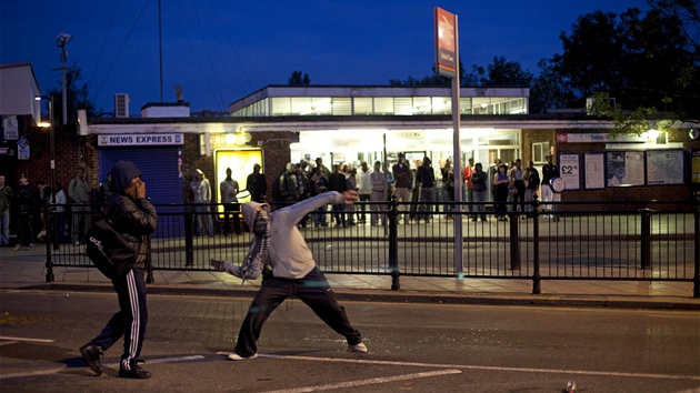 Londýntí výrostci házejí cihly bhem nepokoj v Enfieldu (7. srpna 2011) 