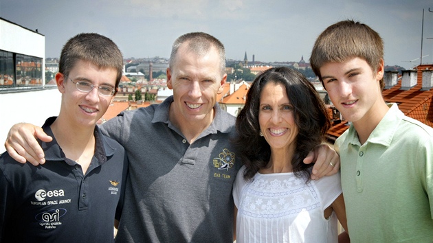 Astronaut Andrew Feustel s manželkou Indirou a syny Arim a Adenem na střeše