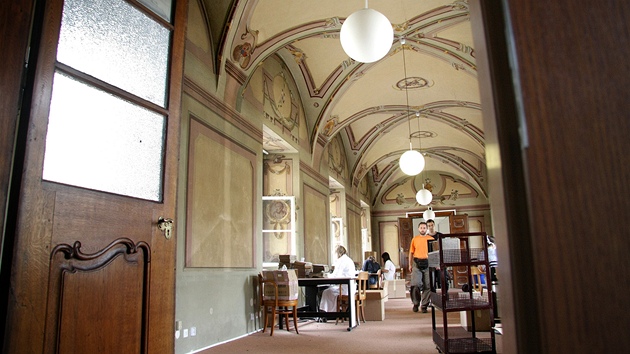 Restaurování historických knih v praském Klementinu