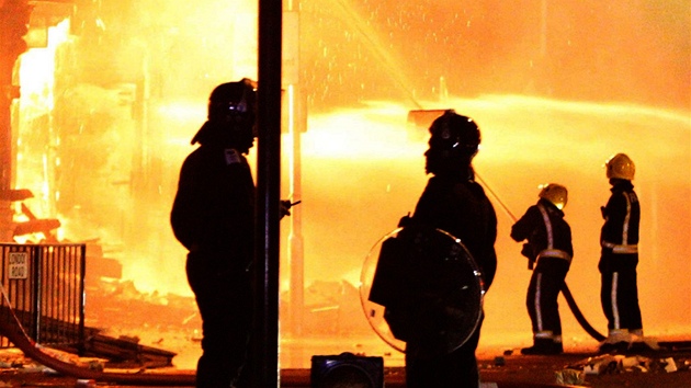 Londýntí hasii bojují s plameny ve tvrti Croydon. (9. srpna 2011)