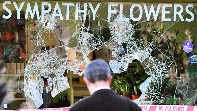 No�ní �ád�ní odneslo i kv�tiná�ství v Londýnském Ealingu (9. srpna 2011)