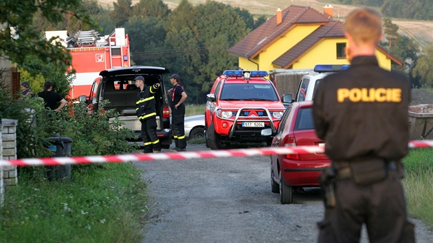 Prostor  okolo domu se z�ícenou st�echou v Horních Bludovicích ohradili