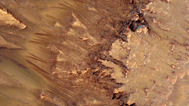 NASA zveejnila snímky, které pravdpodobn zachycují stopy po tekoucí vod.