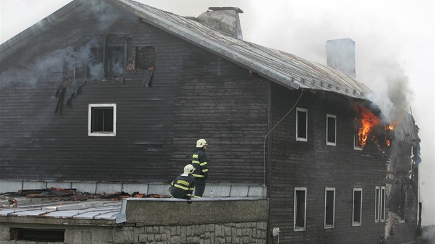 1. srpna 2011 Petrovu boudu v Krkonoších zachvátil požár, který zřejmě někdo...