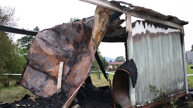 Poárem zniená unimobuka ve Staré Olece na Dínsku, v ní hasii nalezli...