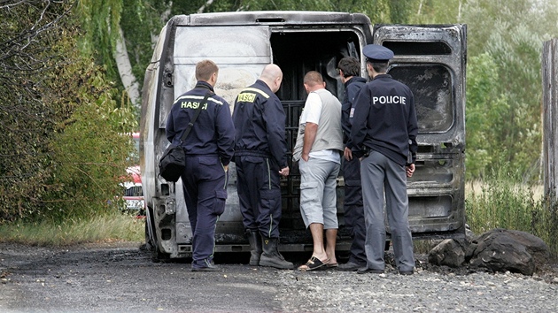 Kriminalisté vyetují poár dodávky s barely benzinu v Horním Jietín.